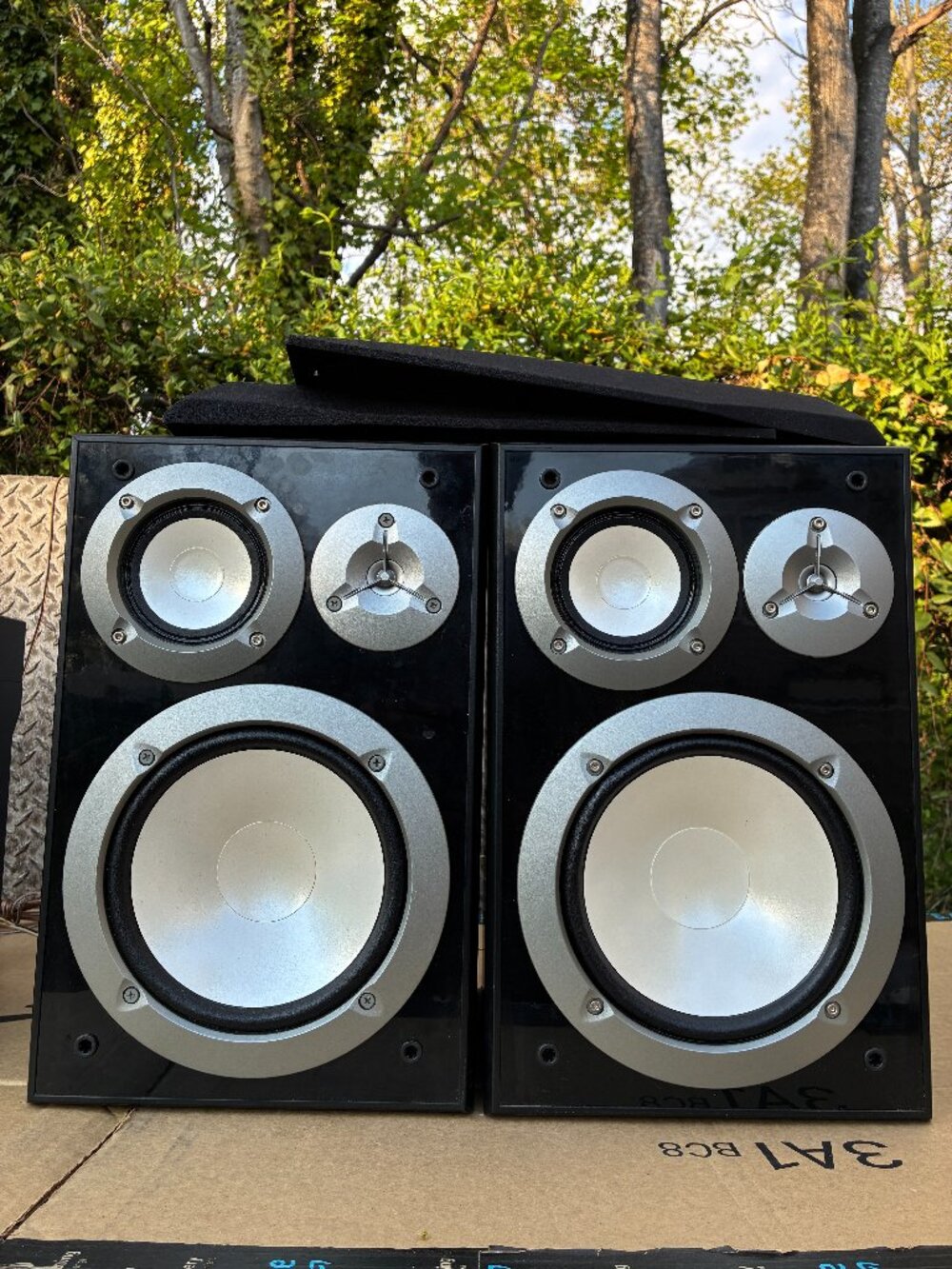 Yamaha NS-6490 70W 8 Ohm 140W 3-Way Bookshelf Speakers (Black) Pair TESTED